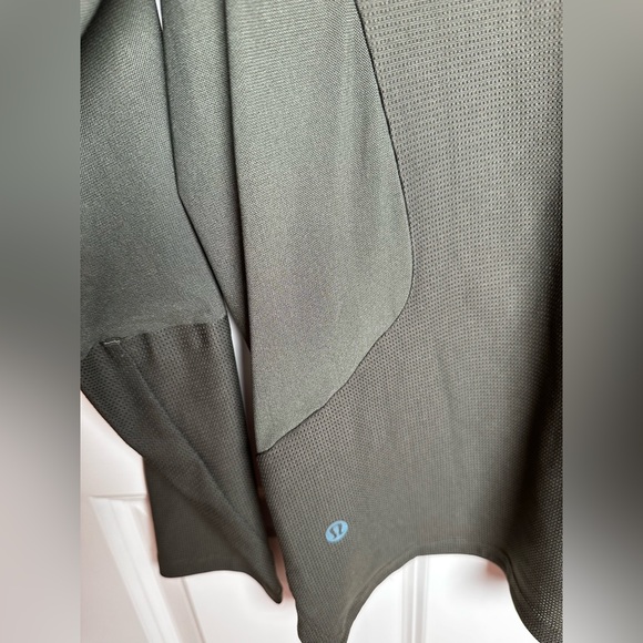lululemon athletica Men's Dark Green Half-Zip Jacket with sheer detail - Picture 9 of 10